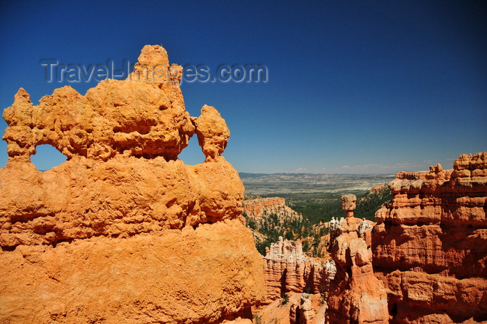 usa2035: Bryce Canyon National Park, Utah, USA: Sunset Point - rock fin with holes - Thor's hammer on the right - photo by M.Torres - (c) Travel-Images.com - Stock Photography agency - Image Bank