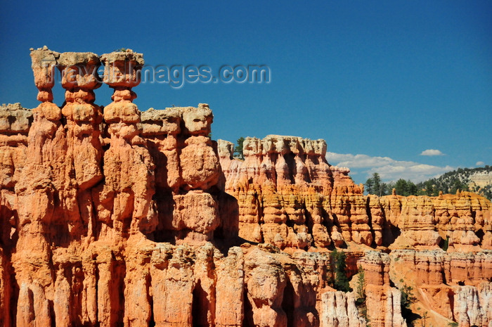usa2040: Bryce Canyon National Park, Utah, USA: Sunset Point - three hoodoos stand like Gaudi's soldiers at Casa Milà - photo by M.Torres - (c) Travel-Images.com - Stock Photography agency - Image Bank