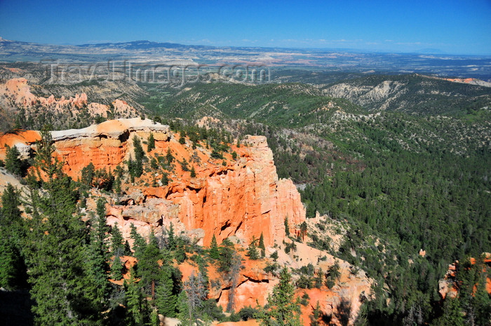 usa2049: Bryce Canyon National Park, Utah, USA: Farview Point - red cliffs above the Dixie National Forest - the canyon's extremely high air quality allows visibility as far away as the Black Mesas in Arizona - photo by M.Torres - (c) Travel-Images.com - Stock Photography agency - Image Bank