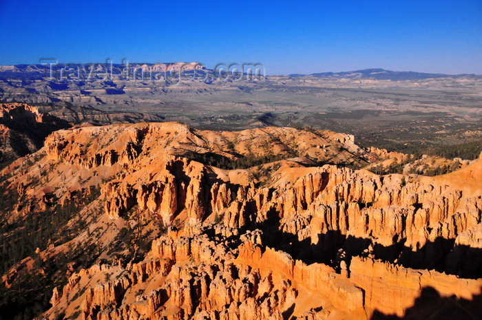 usa2066: Bryce Canyon National Park, Utah, USA: Bryce Point - view towards Boat Mesa - fins and hoodoos - photo by M.Torres - (c) Travel-Images.com - Stock Photography agency - Image Bank