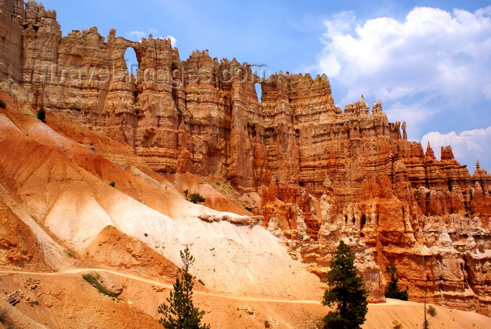 usa2077: Bryce Canyon National Park, Utah, USA: Peek-A-Boo Loop Trail - natural windows are formed before the pinnacles separate and become hoodoos - photo by A.Ferrari - (c) Travel-Images.com - Stock Photography agency - Image Bank