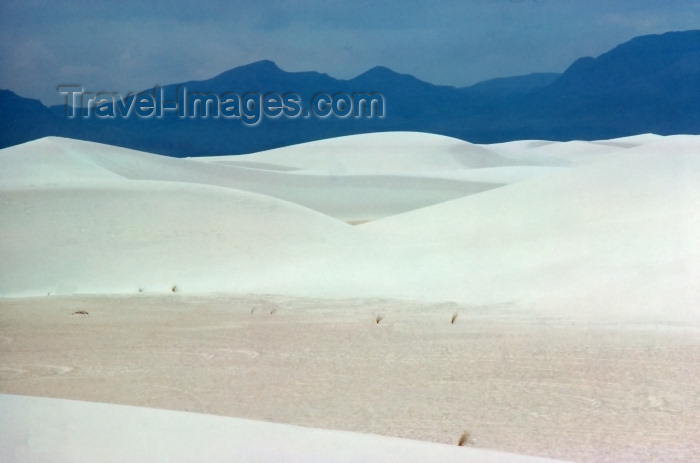 usa208: USA - White Sands National Monument (New Mexico): endless dunes of gypsum crystals - Otero County - Tularosa Basin valley - located near U.S. Route 70 - photo by J.Fekete - (c) Travel-Images.com - Stock Photography agency - Image Bank