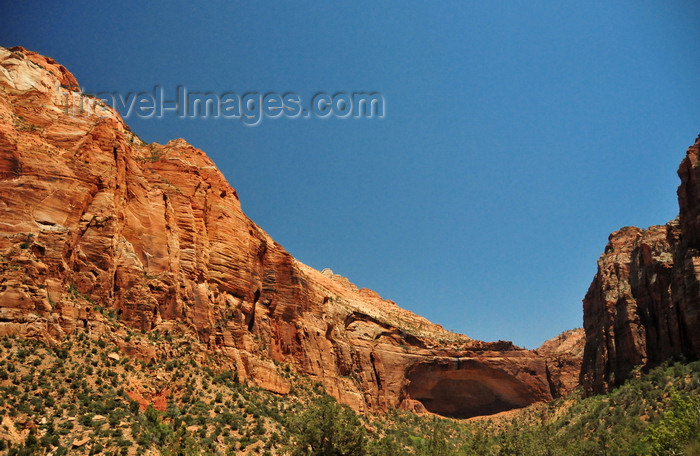 usa2086: Zion National Park, Utah, USA: natural niche in the Navajo Sandstone - alcove - photo by M.Torres - (c) Travel-Images.com - Stock Photography agency - Image Bank