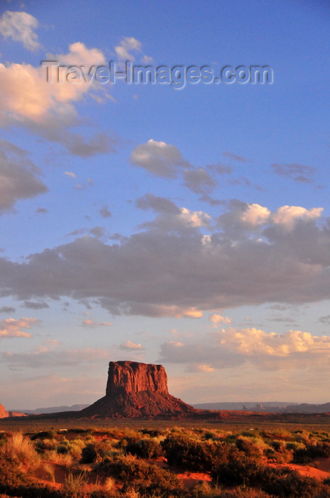 usa2114: Monument Valley / Tsé Bii' Ndzisgaii, Utah, USA: - Navajo Nation Reservation - San Juan County - photo by M.Torres - (c) Travel-Images.com - Stock Photography agency - Image Bank