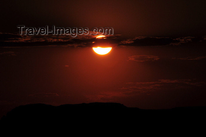 usa2116: Monument Valley / Tsé Bii' Ndzisgaii, Utah, USA: lone butte - Navajo Nation Reservation - San Juan County - photo by M.Torres - (c) Travel-Images.com - Stock Photography agency - Image Bank