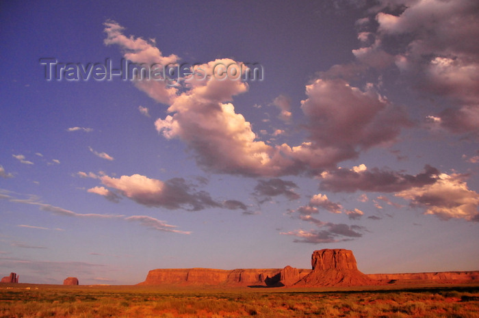 usa2117: Monument Valley / Tsé Bii' Ndzisgaii, Utah, USA: sky and horizon - Navajo Nation Reservation - San Juan County - photo by M.Torres - (c) Travel-Images.com - Stock Photography agency - Image Bank