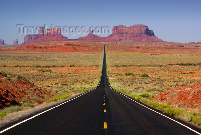 usa2120: Monument Valley / Tsé Bii' Ndzisgaii, Utah, USA: Monument Pass - looking south on U.S. Route 163 - classic road picture - Navajo Nation Reservation - photo by A.Ferrari - (c) Travel-Images.com - Stock Photography agency - Image Bank
