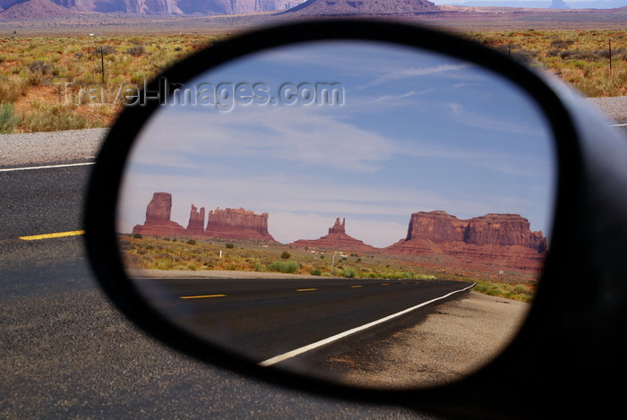 usa2124: Monument Valley / Tsé Bii' Ndzisgaii, Utah, USA: looking back at Monument Pass - car mirror - Navajo Nation Reservation - photo by A.Ferrari - (c) Travel-Images.com - Stock Photography agency - Image Bank