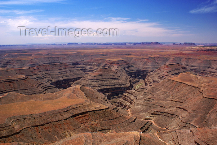 usa2131: Goosenecks State Park, San Juan county, Utah, USA: entrenched river - deep meanders of the San Juan River - walls of layered eroded rock along the bends in the canyon - photo by A.Ferrari - (c) Travel-Images.com - Stock Photography agency - Image Bank