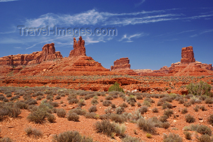 usa2137: Valley of the Gods, San Juan County, Utah, USA: red sandstone valley - majestic and eerie formations - left to right Putterman on the Throne, Putterman in a Bathtub, Tom Tom Towers, Eagle Plume Tower - photo by A.Ferrari - (c) Travel-Images.com - Stock Photography agency - Image Bank