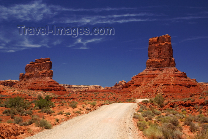 usa2138: Valley of the Gods, San Juan County, Utah, USA: FR 242 dirt road - Tom Tom Towers (left) and Eagle Plume Tower (right) - photo by A.Ferrari - (c) Travel-Images.com - Stock Photography agency - Image Bank