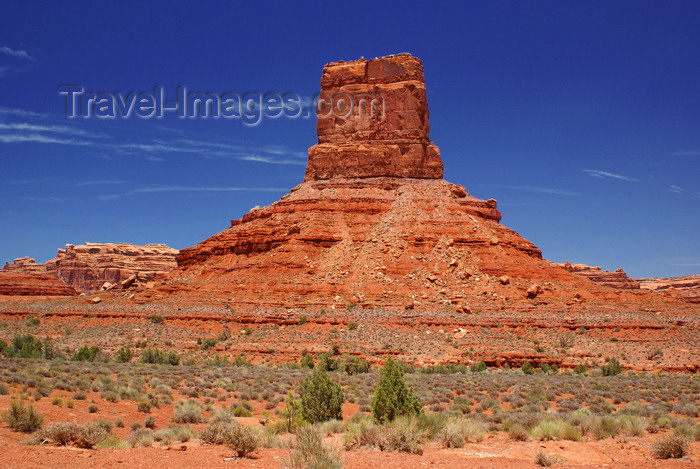 usa2139: Valley of the Gods, San Juan County, Utah, USA: Eagle Plume Tower, 400 feet tall, the biggest tower in the Valley - colorful formation - photo by A.Ferrari - (c) Travel-Images.com - Stock Photography agency - Image Bank