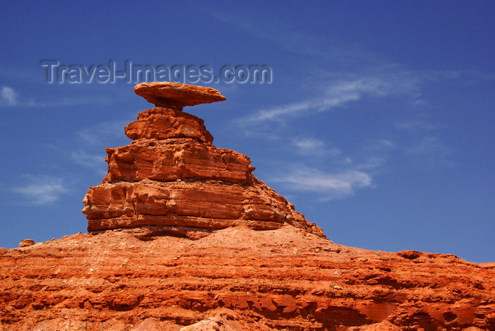 usa2144: Mexican Hat, San Juan County, Utah, USA: Mexican Hat Rock - stone Sombrero - a 60 feet wide rock slab upon a rock cone - photo by A.Ferrari - (c) Travel-Images.com - Stock Photography agency - Image Bank