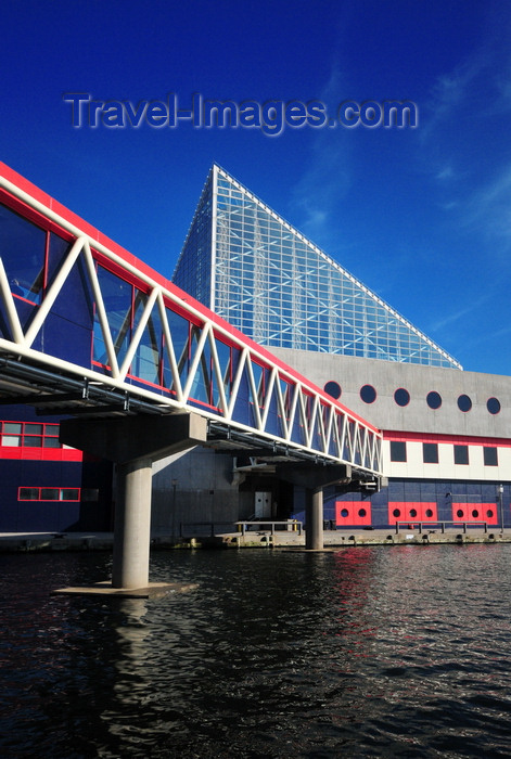 usa2176: Baltimore, Maryland, USA: National Aquarium in Baltimore - bridge to Pier 4 Pavillion, housing the dolphins - photo by M.Torres - (c) Travel-Images.com - Stock Photography agency - Image Bank