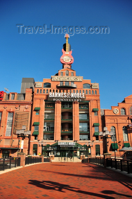 usa2185: Baltimore, Maryland, USA: Pratt Street Power Plant - from the pedestrian bridge - architects Baldwin and Pennington, Chicago school style - National Register of Historic Places - Hard Rock Cafe and Barnes and Noble bookstore - photo by M.Torres - (c) Travel-Images.com - Stock Photography agency - Image Bank