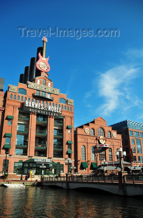 usa2186: Baltimore, Maryland, USA: Power Plant - Dugan's Wharf - brick buildings with terra cotta trim and steel frame construction - Hard Rock Café and Barnes and Noble bookstore - pedestrian bridge between piers 3 and 4 - photo by M.Torres - (c) Travel-Images.com - Stock Photography agency - Image Bank
