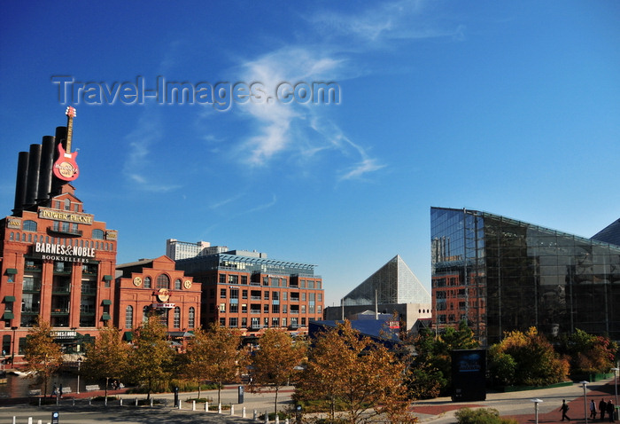 usa2188: Baltimore, Maryland, USA: Power Plant and Aquarium - Harry and Jeanette Weinberg Waterfront Park along Dugan's Wharf - Rhodeside and Harwell landscape architecture - photo by M.Torres - (c) Travel-Images.com - Stock Photography agency - Image Bank
