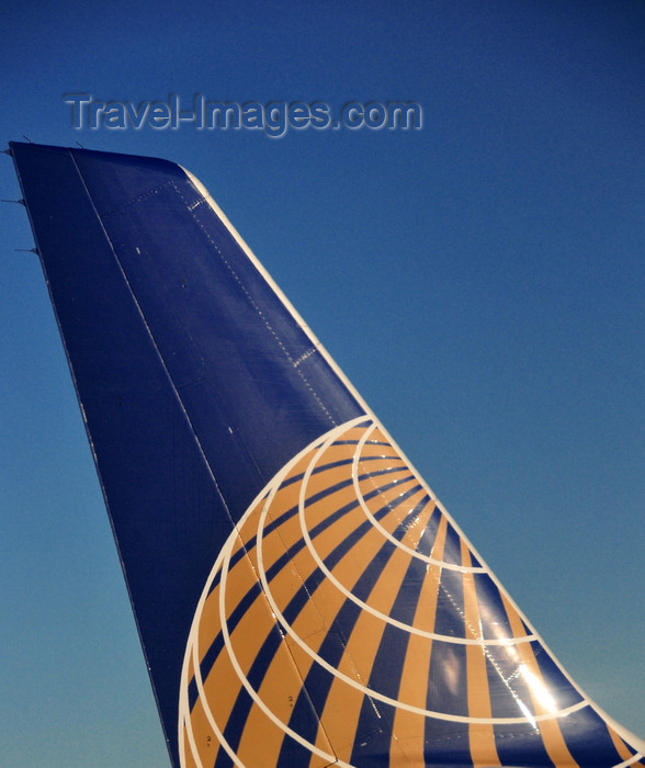 usa2199: Baltimore, Maryland, USA: United Airlines globe logo - tail of Airbus A320 - N464UA - photo by M.Torres - (c) Travel-Images.com - Stock Photography agency - Image Bank