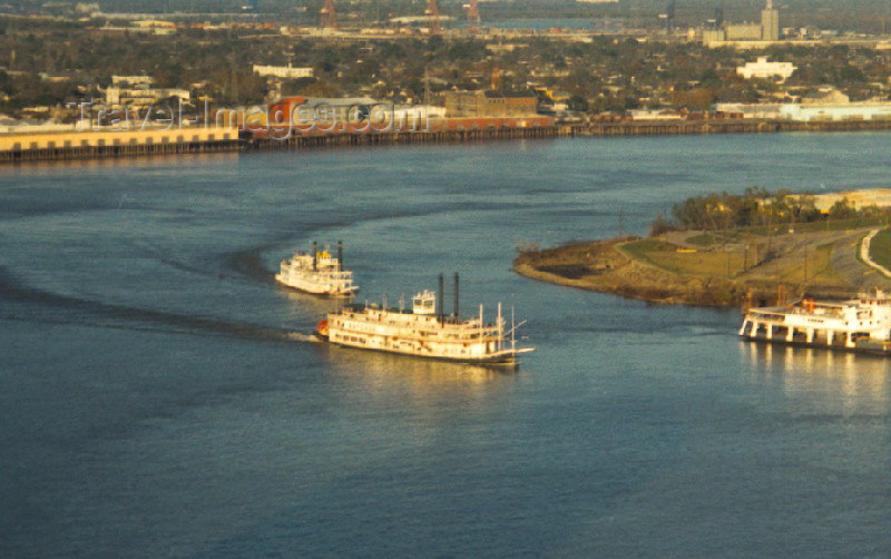 usa22: USA - New Orleans / Nouvelle Orleans (Louisiana) / MSY: bend on the Mississippi - rever boats - paddlewheel (photo by M.Torres) - (c) Travel-Images.com - Stock Photography agency - Image Bank