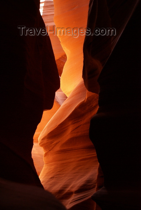 usa2201: Antelope Canyon, Navajo Nation, Arizona, USA: red-orange sandstone and dark walls - serene beauty of Tsé bighánílíní - photo by A.Ferrari - (c) Travel-Images.com - Stock Photography agency - Image Bank