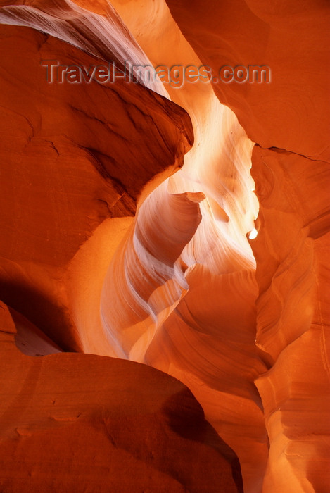 usa2202: Antelope Canyon, Navajo Nation, Arizona, USA: slot canyon - narrow corridor resulting from the erosion of Navajo Sandstone by flashfloods - spectacular light and color - photo by A.Ferrari - (c) Travel-Images.com - Stock Photography agency - Image Bank