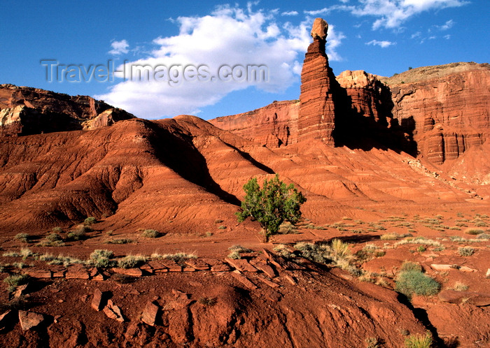 usa2208: Capitol Reef National Park, Utah, USA: red rock formation -  Waterpocket Fold - photo by C.Lovell - (c) Travel-Images.com - Stock Photography agency - Image Bank