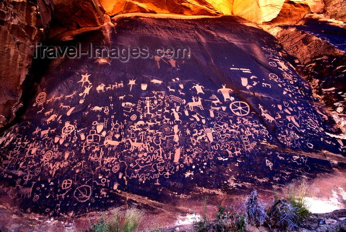 usa2211: Newspaper Rock State Historic Monument, Utah: petroglyphs - Puerco River Valley - Wingate sandstone cliffs - Indian Creek Canyon - Highway 211, east of Canyonlands National Park - photo by C.Lovell - (c) Travel-Images.com - Stock Photography agency - Image Bank