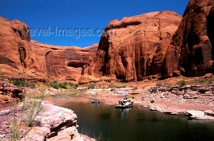 usa2215: Lake Powell, Utah, USA: a house at anchor in Llewellyn Gulch - Escalante River, Glen Canyon National Recreation Area - photo by C.Lovell - (c) Travel-Images.com - Stock Photography agency - Image Bank