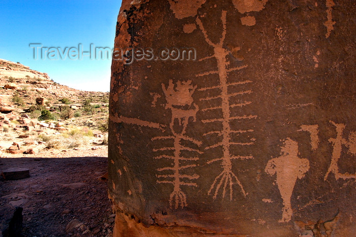 usa2242: Moab, Utah, USA: petroglyphs - centipedes and men - Birthing Rock - photo by B.Cain - (c) Travel-Images.com - Stock Photography agency - Image Bank
