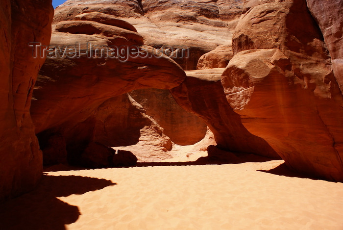 usa2248: Arches National Park, Grand County, Utah, USA: approaching Sandstone Arch - rounded rocks - Scorpion Campground area - photo by A.Ferrari - (c) Travel-Images.com - Stock Photography agency - Image Bank