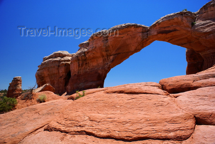 usa2253: Arches National Park, Grand County, Utah, USA: Broken Arch against the sky - photo by A.Ferrari - (c) Travel-Images.com - Stock Photography agency - Image Bank