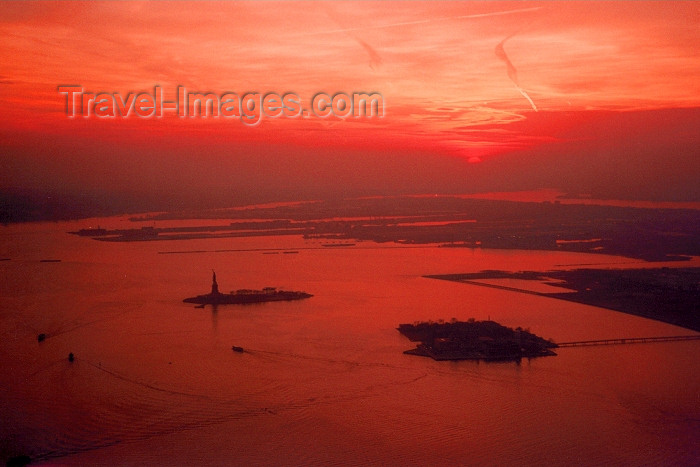 usa23: Hudson river (New York): dusk over Ellis Island and the Statue of Liberty - New Jersey on the right - photo by M.Torres - (c) Travel-Images.com - Stock Photography agency - Image Bank