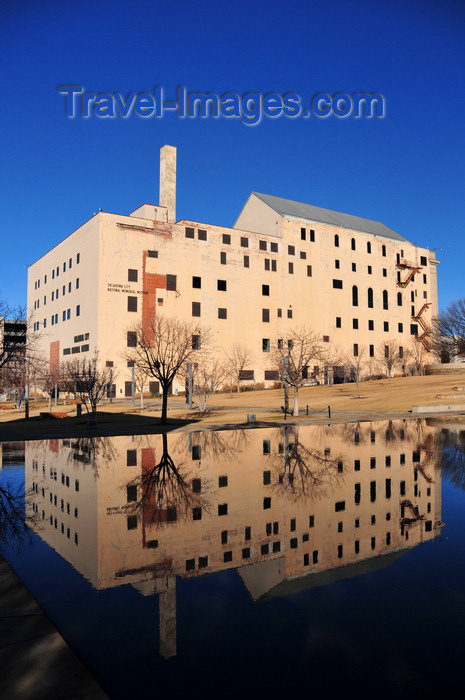 usa2315: Oklahoma City, OK, USA: Oklahoma City National Memorial - reflecting pool and the Oklahoma City National Memorial Museum, former Journal Record Building - Layton, Hicks and Forsyth architects - photo by M.Torres - (c) Travel-Images.com - Stock Photography agency - Image Bank