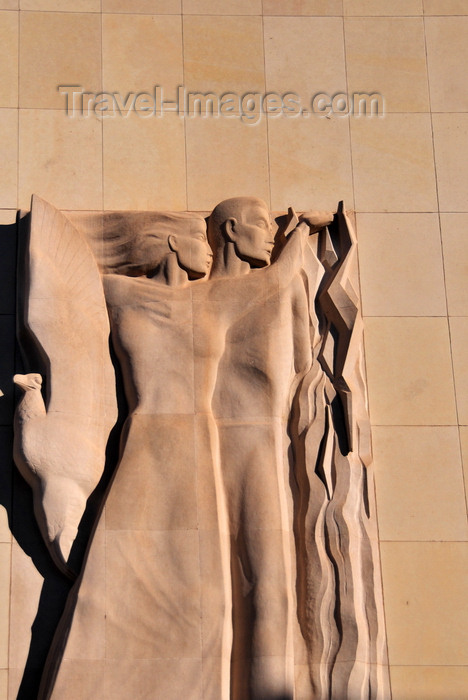 usa2319: Oklahoma City, OK, USA: Business District - figures on the walls of the Federal Courthouse - photo by M.Torres - (c) Travel-Images.com - Stock Photography agency - Image Bank