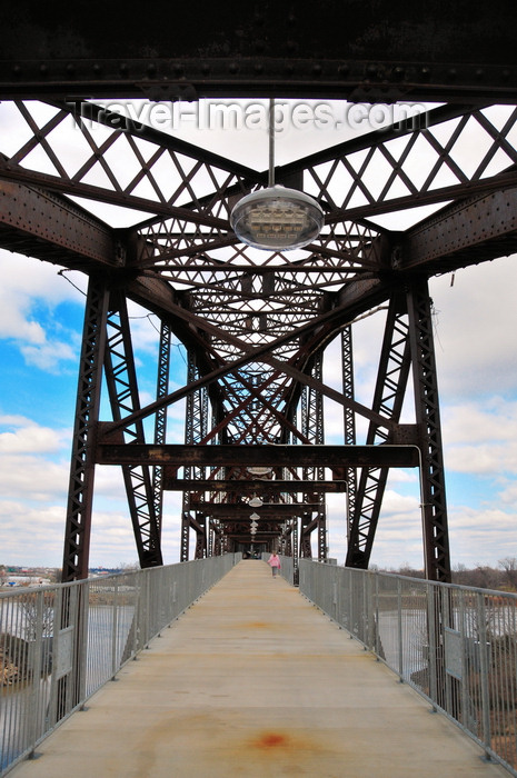 usa2355: Little Rock, Arkansas, USA: Clinton Presidential Park Bridge, or Rock Island Bridge, is a pedestrian and cyclist bridge - a former railway bridge built in 1899 for the Choctaw and Memphis Railroad - photo by M.Torres - (c) Travel-Images.com - Stock Photography agency - Image Bank