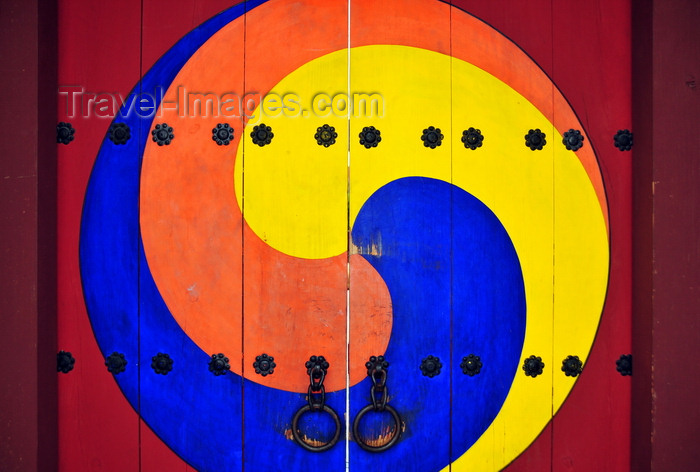 usa2368: Little Rock, Arkansas, USA: Songahm Martial Arts Gate - Korean style gate - center doors are reserved for ceremonial occasions - H.U. Lee International Gate - Pres. Clinton avenue - photo by M.Torres - (c) Travel-Images.com - Stock Photography agency - Image Bank