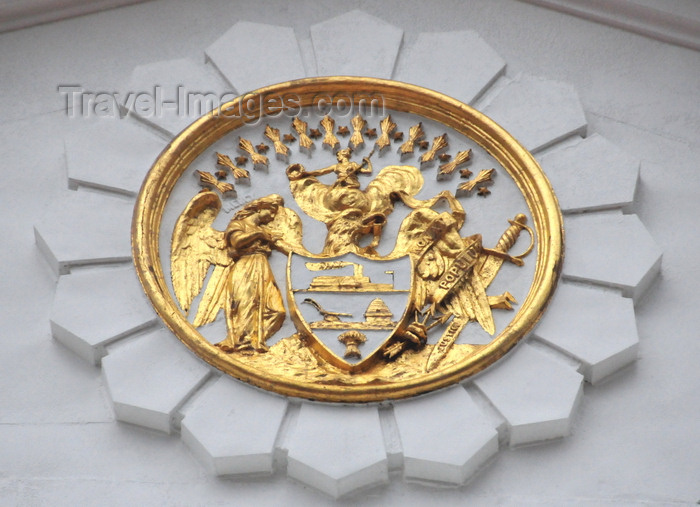 usa2371: Little Rock, Arkansas, USA: Old State House - Akansas coat of arms in the tympanum - over an American eagle is a shield with a steamboat, plow, beehive, and sheaf of wheat, the angel of mercy, the goddess of liberty encircled by the 13 stars of the Confederation, and the sword of justice surround the eagle, which holds in its talons an olive branch and three arrows and in its beak a banner bearing the state motto 'Regnat populus' - photo by M.Torres - (c) Travel-Images.com - Stock Photography agency - Image Bank