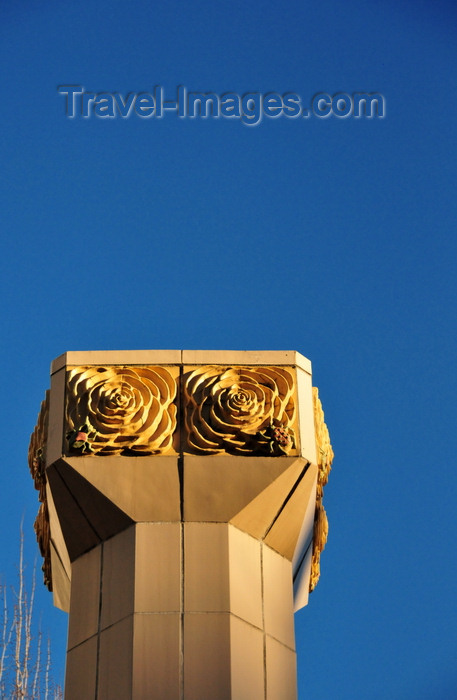 usa2375: Portland, Oregon, USA: floral capital of one of the columns lining the Yamhill Street side of Pioneer Courthouse Square - photo by M.Torres - (c) Travel-Images.com - Stock Photography agency - Image Bank