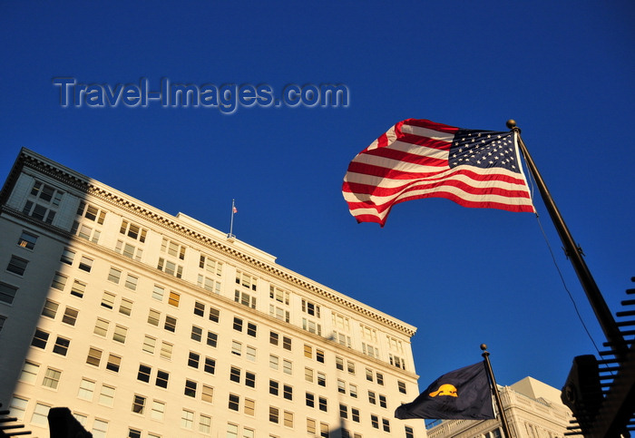 usa2376: Portland, Oregon, USA: American flag and the 15-story American Bank Building - architects Doyle, Patterson and Beach - completed in 1913 - Pioneer Courthouse Square - photo by M.Torres - (c) Travel-Images.com - Stock Photography agency - Image Bank