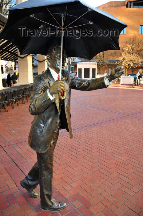 usa2377: Portland, Oregon, USA: 'Allow Me' - bronze statue of a man offering his umbrella - sculptor J. Seward Johnson - Pioneer Courthouse Square - photo by M.Torres - (c) Travel-Images.com - Stock Photography agency - Image Bank