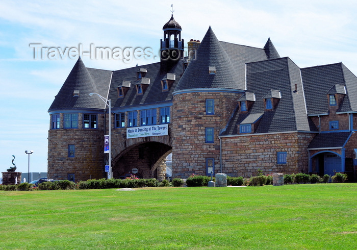 usa2407: Narragansett Pier, Washington County, Rhode Island, USA: The Towers, an arch over Ocean road, seen from Memorial square - the only remnant of the Narragansett Pier Casino built in the 1880s -  Victorian Shingle style architecture - architects McKim, Mead, and White - photo by M.Torres - (c) Travel-Images.com - Stock Photography agency - Image Bank