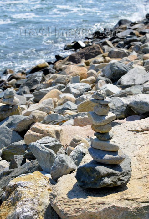 usa2408: Narragansett Pier, Washington County, Rhode Island, USA: cairn by the Atlantic, along Ocean road - balancing rocks - photo by M.Torres - (c) Travel-Images.com - Stock Photography agency - Image Bank