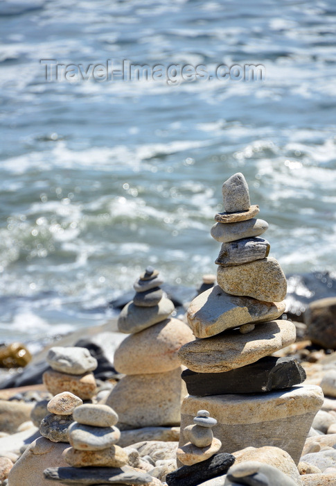 usa2413: Narragansett Pier, Washington County, Rhode Island, USA: goup of cairns along Ocean road - balancing rocks with the Atlantic ocean as background - photo by M.Torres - (c) Travel-Images.com - Stock Photography agency - Image Bank