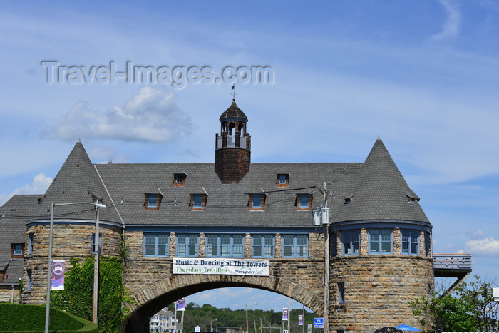 usa2415: Narragansett Pier, Washington County, Rhode Island, USA: The Towers, a stone arch over Ocean road - the only remnant of the Narragansett Pier Casino built in the 1880s  - architects McKim, Mead, and White - photo by M.Torres - (c) Travel-Images.com - Stock Photography agency - Image Bank
