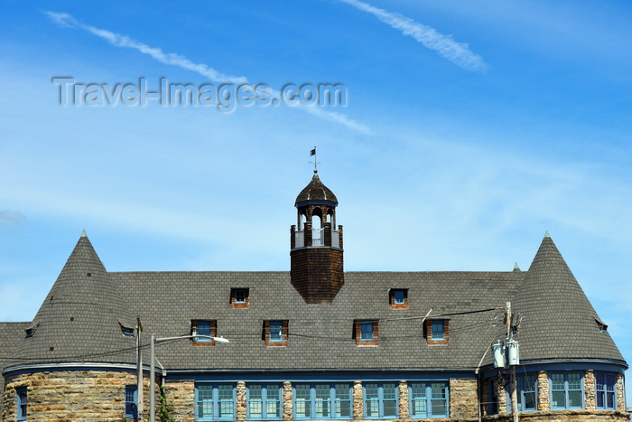 usa2417: Narragansett Pier, Washington County, Rhode Island, USA: The Towers - roof and sky with contrails - Ocean road - the only remnant of the Narragansett Pier Casino built in the 1880s -  Victorian Shingle style architecture - architects McKim, Mead, and White - photo by M.Torres - (c) Travel-Images.com - Stock Photography agency - Image Bank