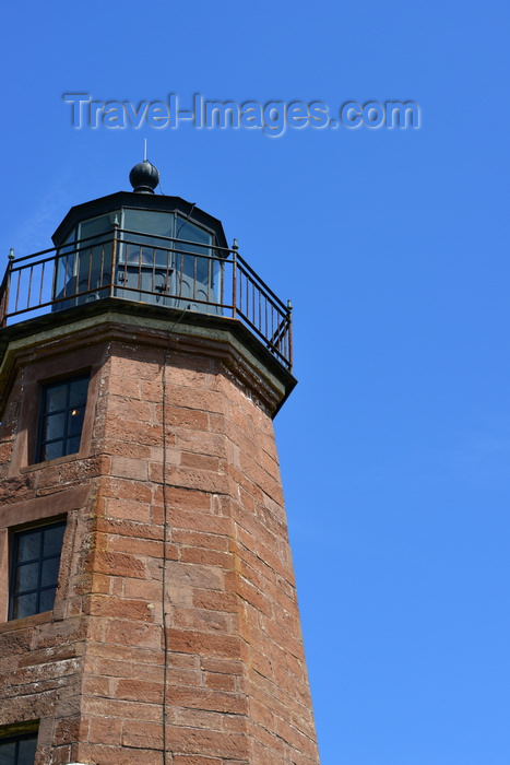 usa2427: Point Judith, Narragansett, Rhode Island: Point Judith Lighthouse with the light on the fresnel lens against ble sky - entrance to Narragansett Bay -  octagonal granite tower and sky - photo by M.Torres - (c) Travel-Images.com - Stock Photography agency - Image Bank