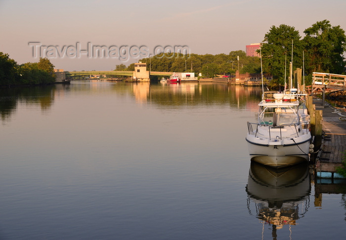 usa2432: Wilimington, Delaware: dawn on the Christina River - boats and the bridge carrying US Route 13 - reflections - photo by M.Torres - (c) Travel-Images.com - Stock Photography agency - Image Bank