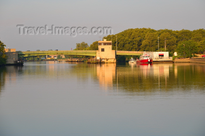 usa2433: Wilimington, Delaware: mirror water of the Christina River at dawn - bridge carrying US Route 13 - photo by M.Torres - (c) Travel-Images.com - Stock Photography agency - Image Bank