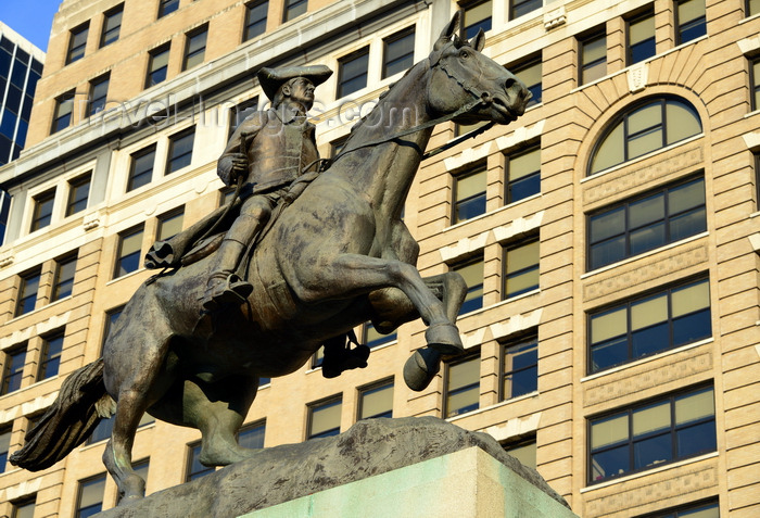 usa2444: Wilmington, Delaware, USA: equestrian statue of Caesar Rodney on the western side if Rodney Square, a signer of the Declaration of Independence and President of Delaware, 1922 work by James Edward Kelly - DuPont building in the background - photo by M.Torres - (c) Travel-Images.com - Stock Photography agency - Image Bank