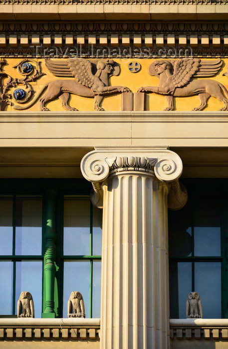 usa2450: Wilmington, DE, USA: Wilmington Public Library, one of the nation's oldest public libraries - architect Henry Hornbostel, Classical Revival style -  capital of an Ionic order column and frieze with winged lions and blue roses - photo by M.Torres - (c) Travel-Images.com - Stock Photography agency - Image Bank
